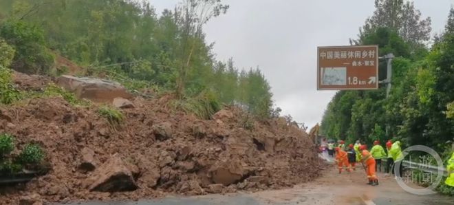 百家樂：高速路邊坡塌方，重慶大叔路中攔停百餘車輛，自己的車卻被掩埋